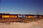 CSX 6533 & other Geeps in the yard